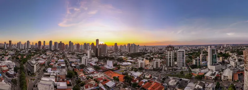 Vista aérea dos prédios de Goiânia ao pôr do sol