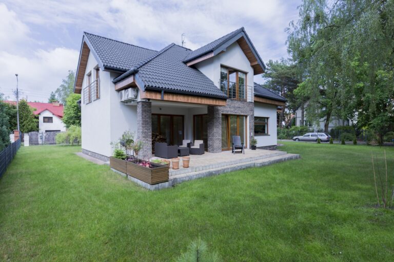 Imóveis Disponíveis 11 detached house exterior with terrace PQH835K scaled 1