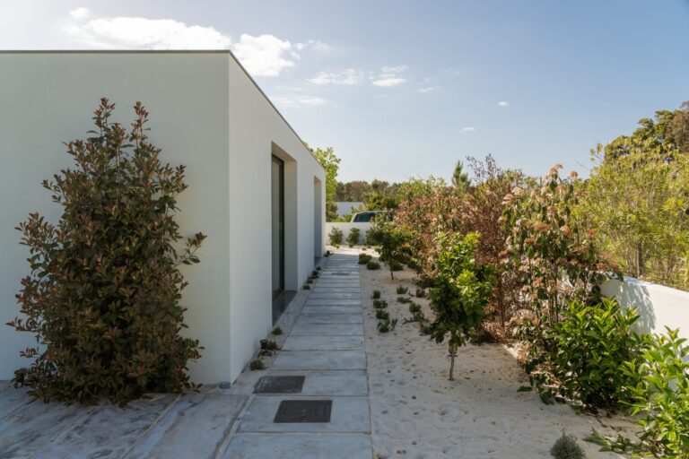 Imóveis Disponíveis 12 modern house with garden swimming pool and wooden U3QLGEZ 1 scaled 1