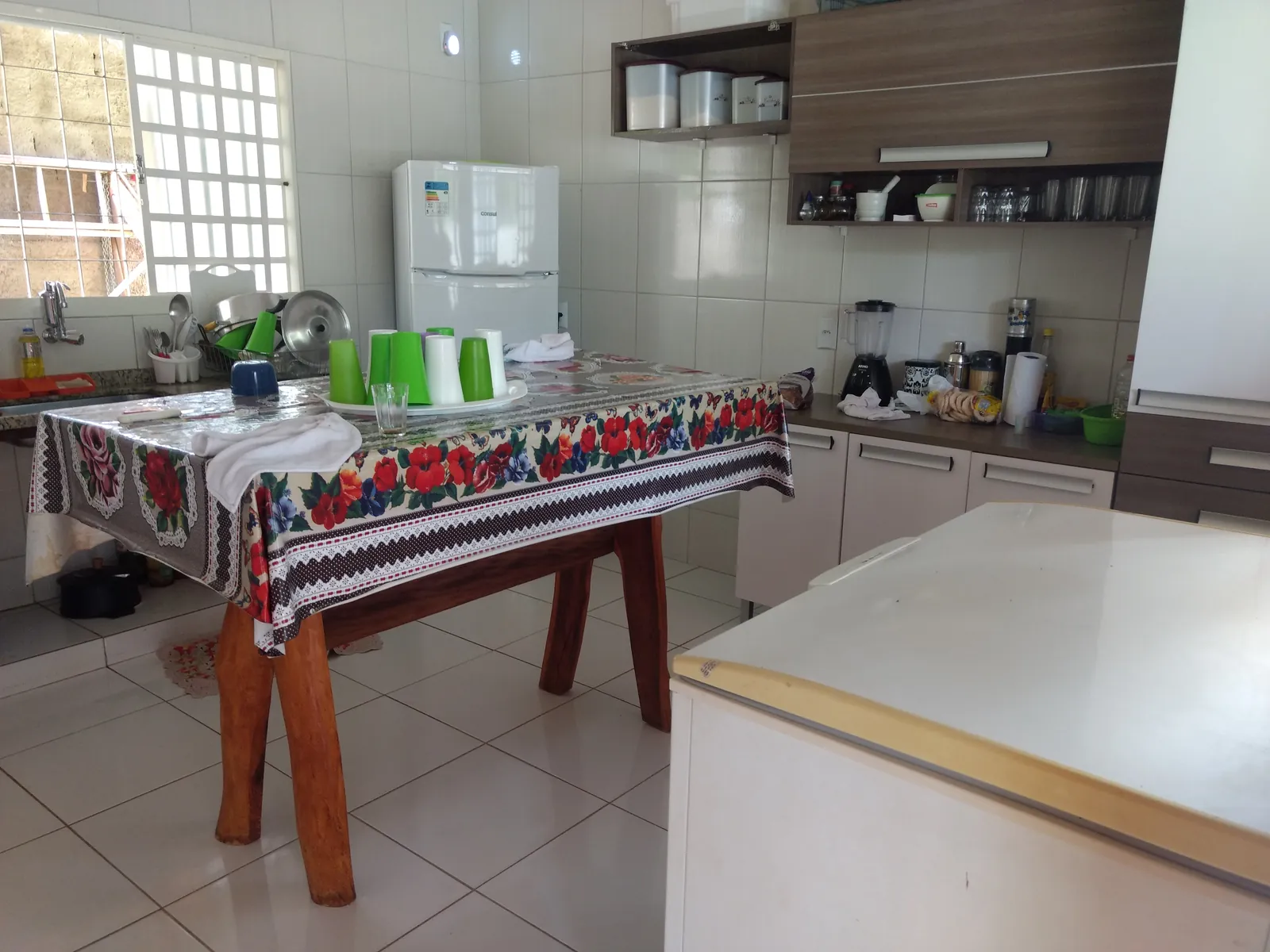 Cozinha completa com geladeira, freezer e utensílios