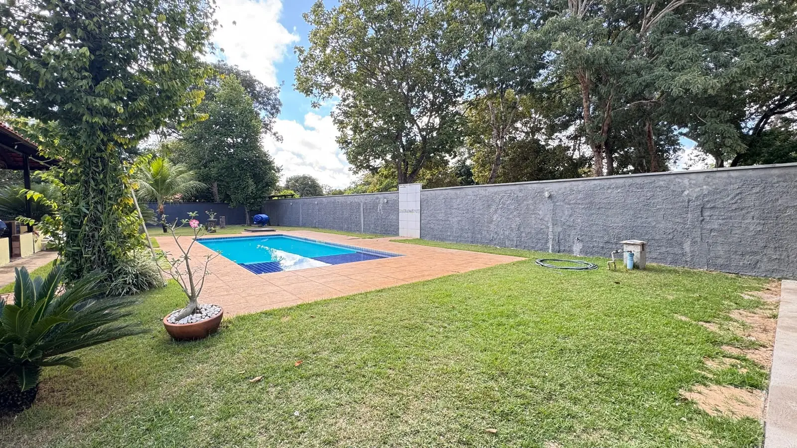 Piscina e amplo jardim