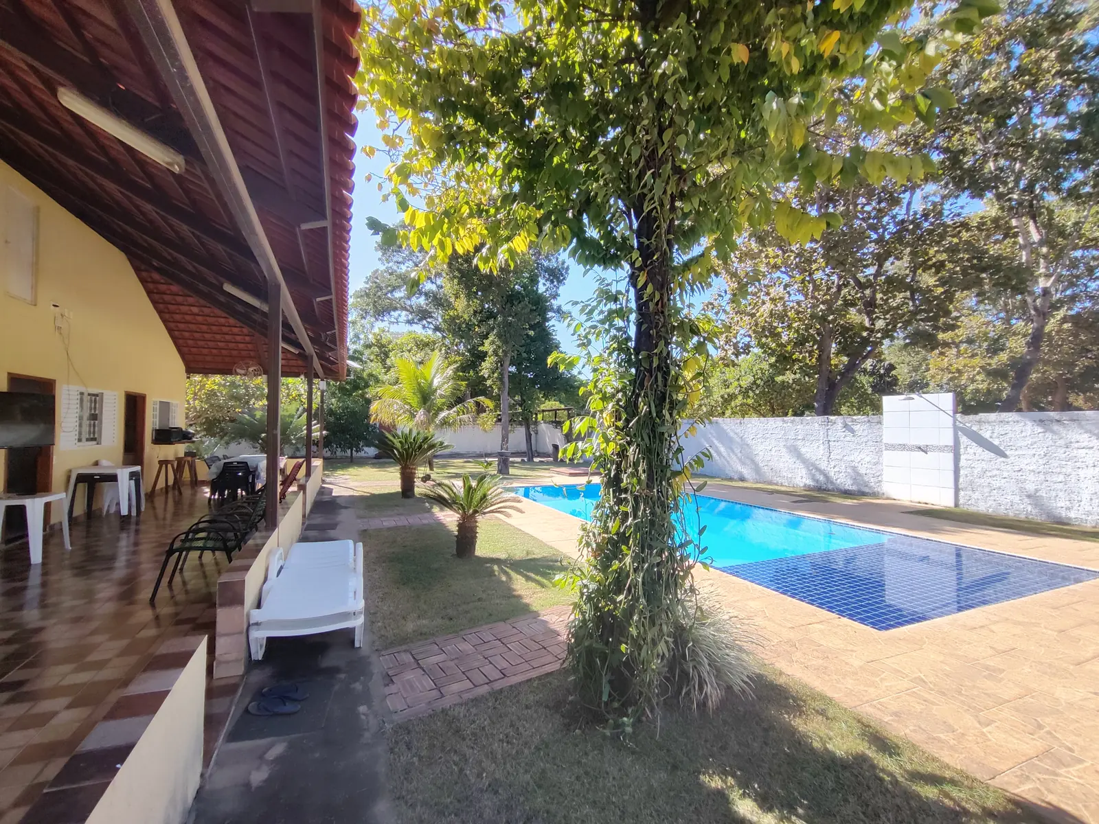 Casa para alugar em Itacaiú com piscina, varanda e jardim, a 700m do porto