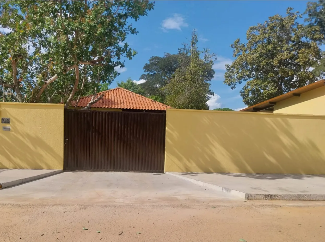 Portão de entrada da casa para alugar em Itacaiú
