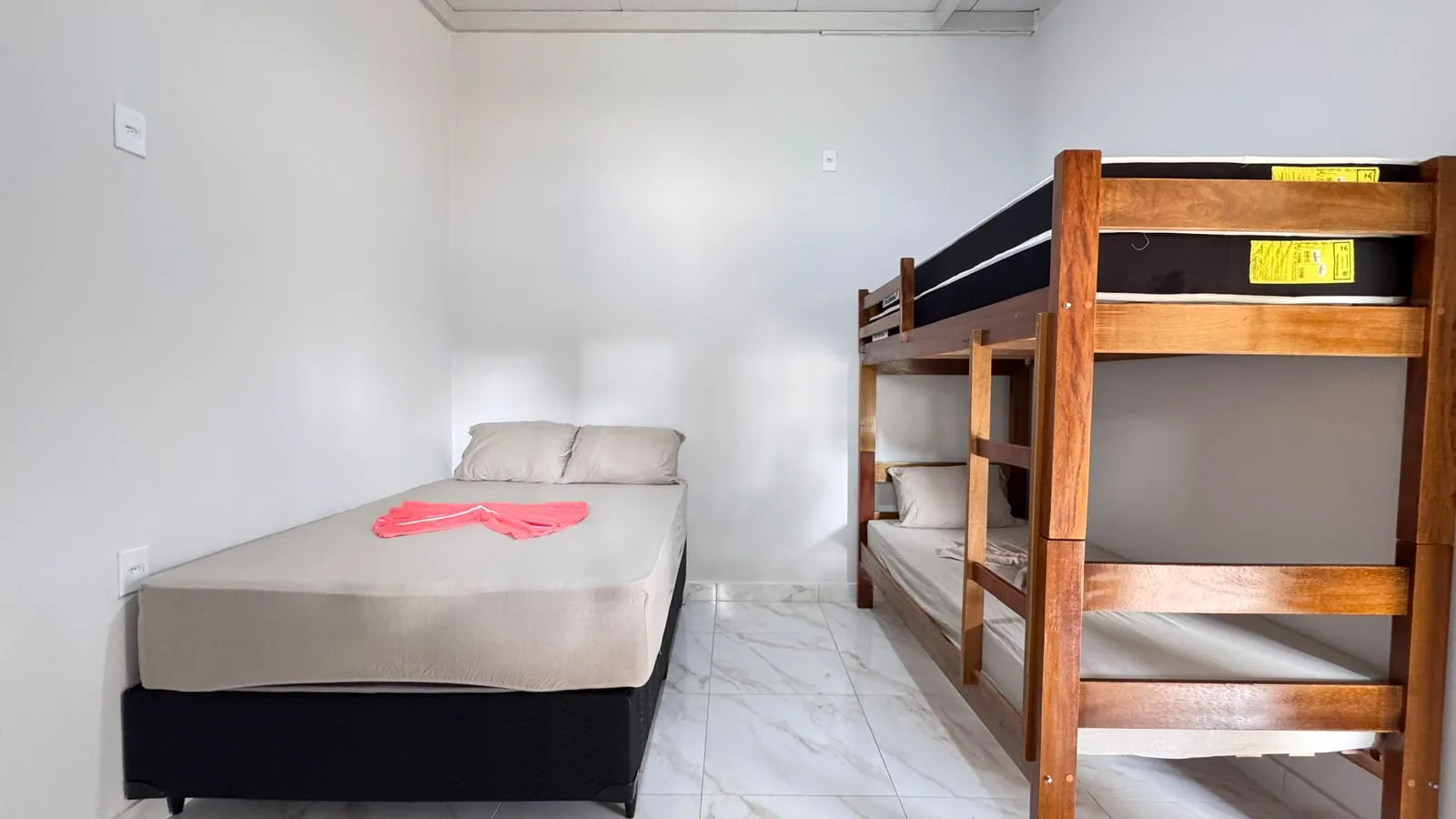 Quarto com cama de casal e beliche
